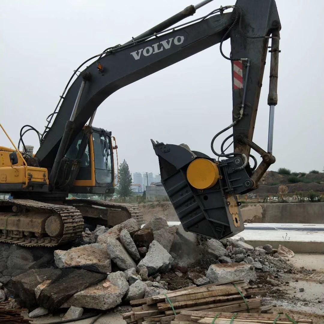Heavy Equipment With Bucket - Kułka zdrabniająca do koparki, hydrauliczna szczęka